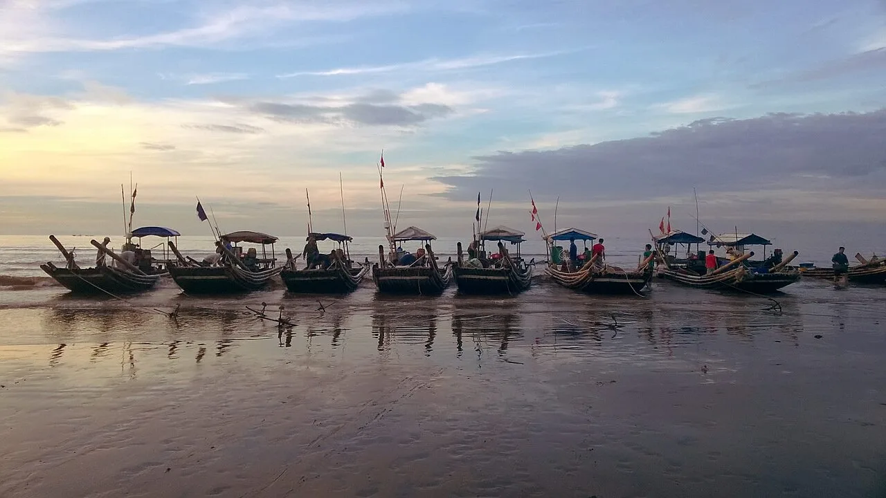 Thuyền đánh cá trên bãi biển Hải Triều (nay thuộc xã Hải Xuân), Hải Hậu cũ