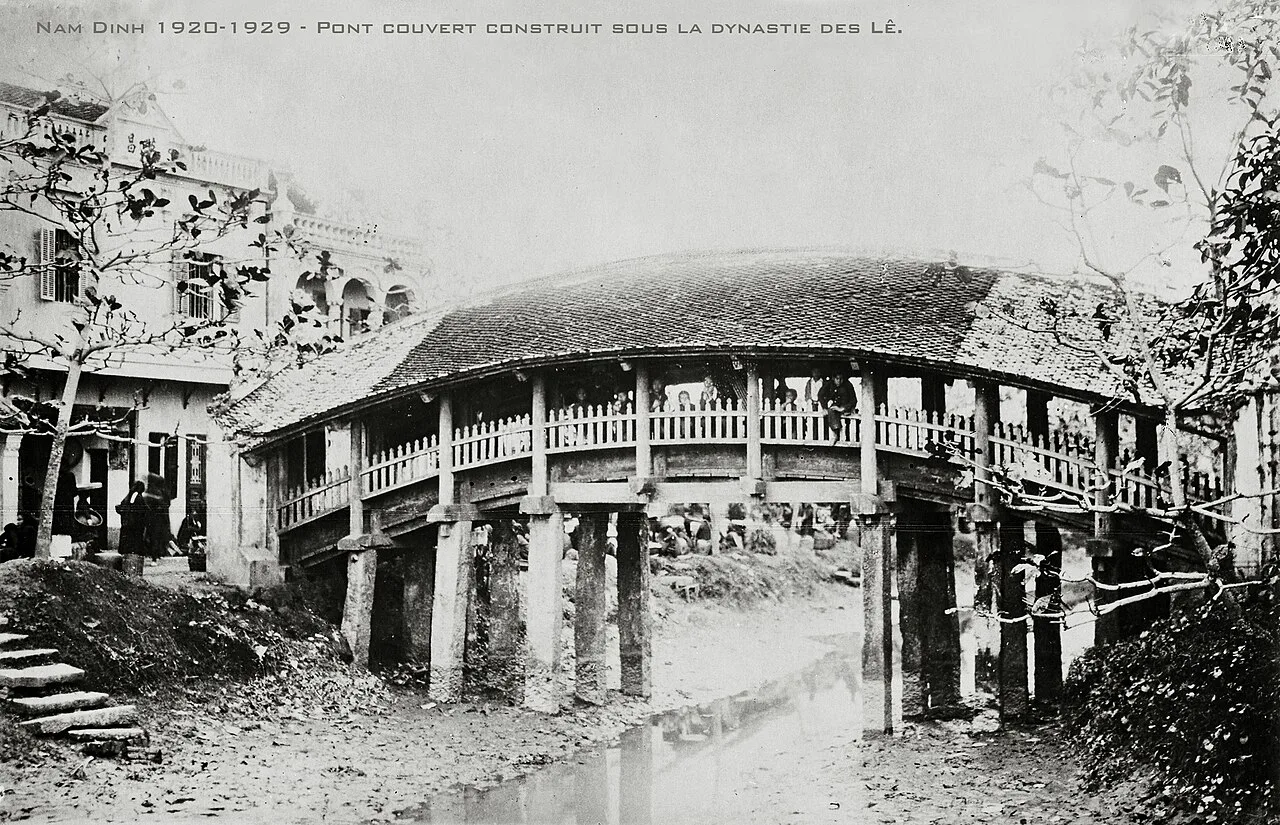 Cầu ngói chợ Lương (còn gọi cầu ngói chùa Lương), xã Hải Anh, Hải Hậu cũ, trong ảnh tư liệu thập niên 1920