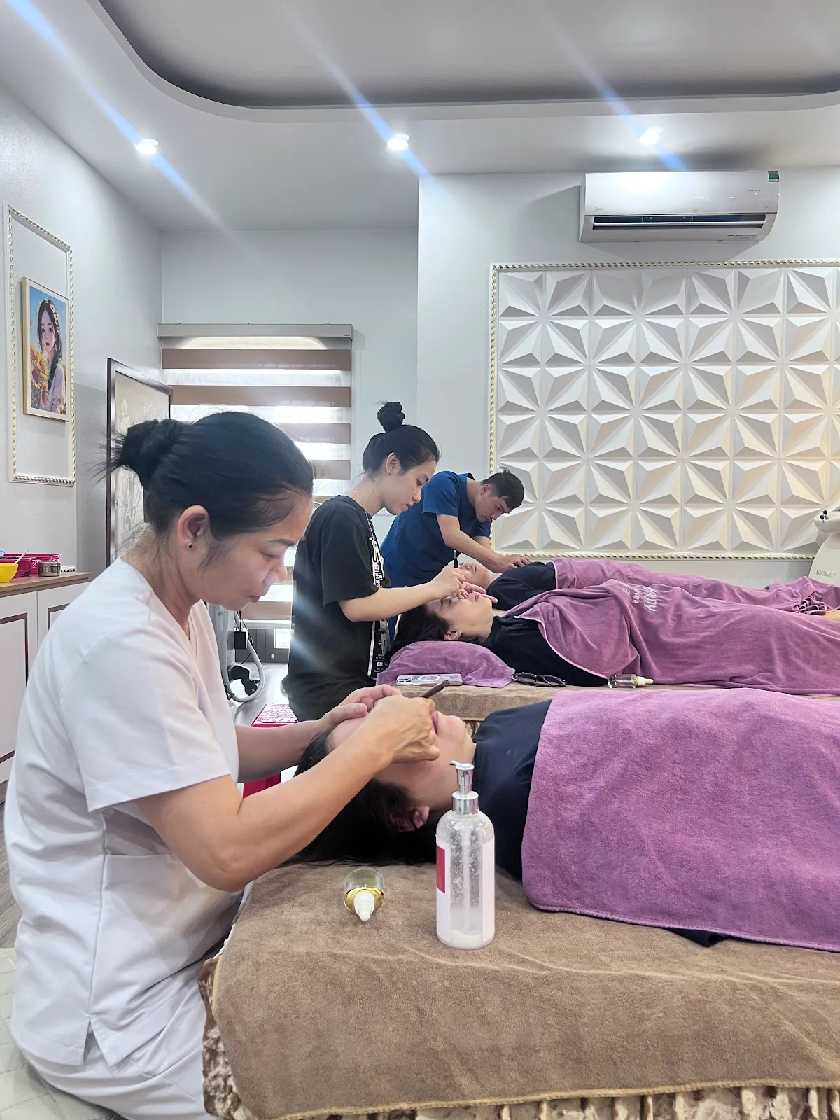 Ảnh 3 — Banye De Beauty Chăm Sóc Da |Nặn Mụn, Trị Nám Uy Tín| Triệt Lông Lạnh | Trị Liệu Cổ , Vai, Gáy| Phun xăm hiện đại