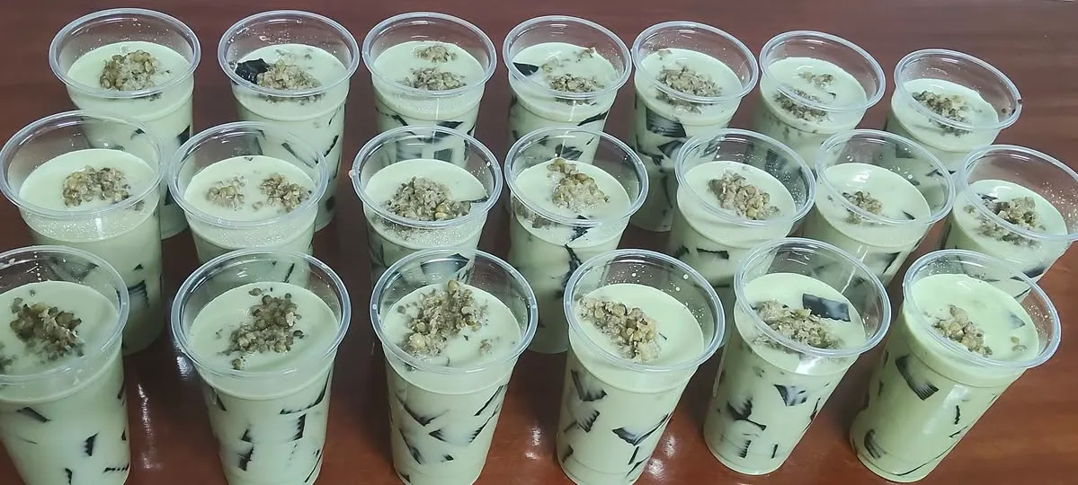 Em còn hơn chục cốc đậu xanh thạch sương sáo thơm ngon cả nhà ăn nhắn em nhé